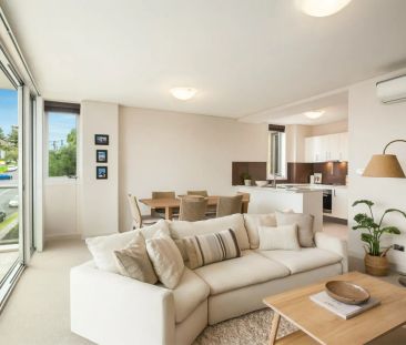 Light-filled contemporary elegance in the heart of the city - Photo 1