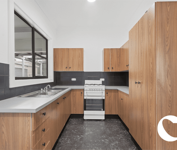 Charming 3 Bedroom Property! - Photo 4