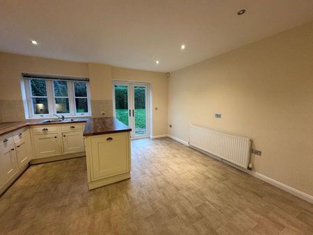 4 bedroom detached house to rent - Photo 2