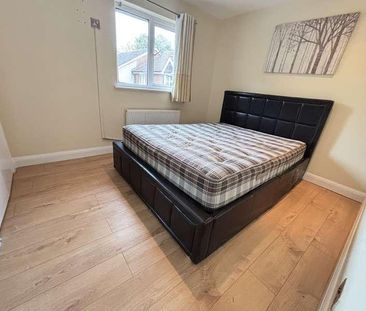 Latham Close, Beckton, E6 - Photo 3