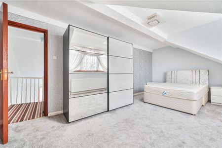 Russell Road, N13, London - Photo 2