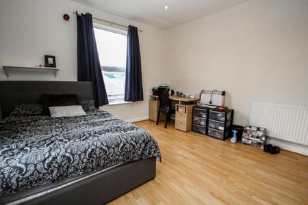 4 bedroom end of terrace house to rent - Photo 3