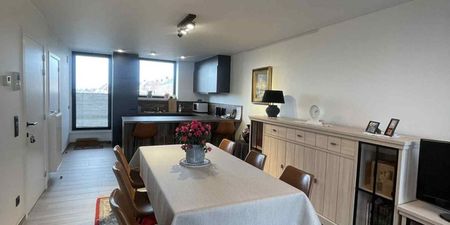 Duplex te huur in Meulebeke voor € 775 met 1 slaapkamer - Photo 2