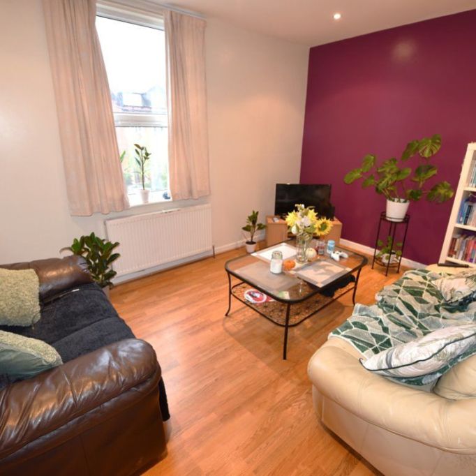 2 bedroom Flat in Cardigan Road, Leeds - Photo 1