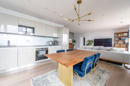 3 bedroom flat to rent - Photo 4