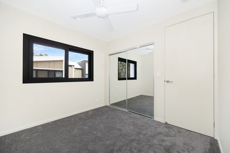 Brand new 4-bedder town home in top school catchment - Photo 2