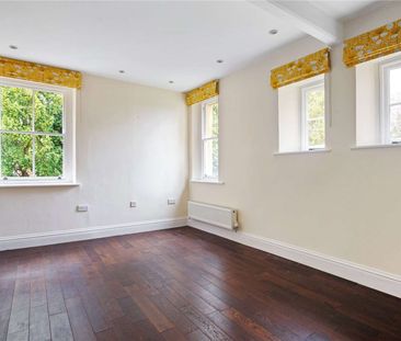 A lovely first floor three bedroom apartment - Photo 4