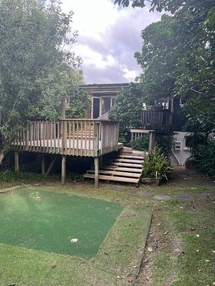 Lovely 5 Bed split level house - Photo 1