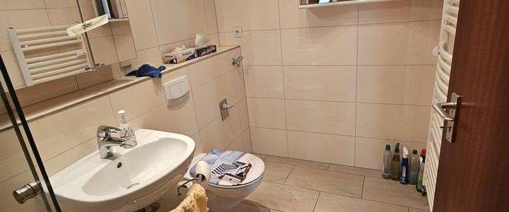 Helle 2,5-Zimmer-Wohnung mit Balkon & Tiefgarage - Foto 1