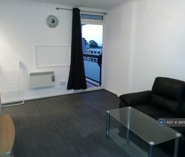 1 bedroom in a flat share to rent - Photo 4