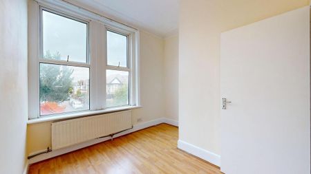 3 bedroom flat to rent - Photo 2