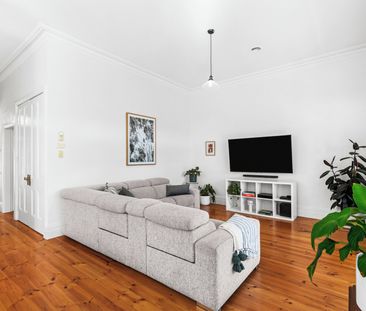 Victorian Elegance Meets Café Culture - Photo 1