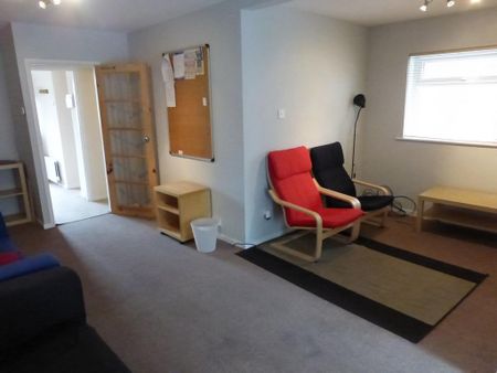 5 bedroom semi-detached house to rent - Photo 2