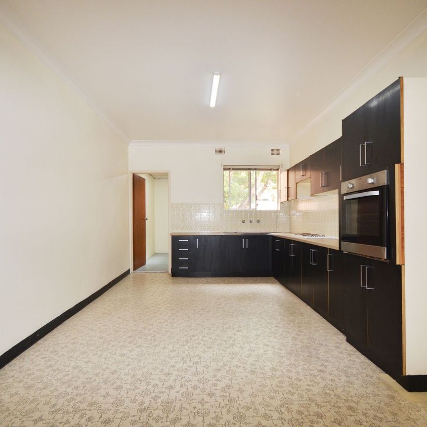 2 Bedroom Unit in Handy Location&excl;&excl; - Photo 1