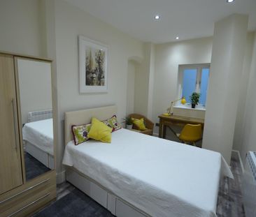 3 bedroom flat to rent - Photo 4