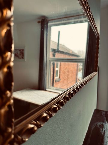 Gorgeous Edwardian house set on the summit of a hill, with commanding views of the River Severn Room 1 - Photo 4