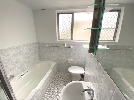 3 bedroom updated apartment with modern kitchen and timber flooring - Photo 3