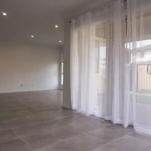 Modern 4 Bedroom Home!! - Photo 2