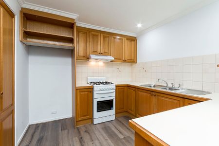 FANTASTIC UNIT IN PERFECT LOCATION. - Photo 4
