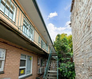 Beautifully presented 2-bedroom upstairs unit flooded in natural light - Photo 4