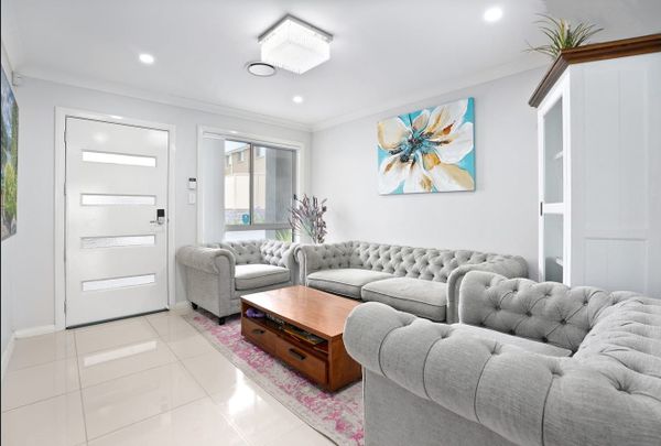 MODERN FOUR BEDROOM TOWNHOUSE IN GREAT LOCATION! - Photo 1