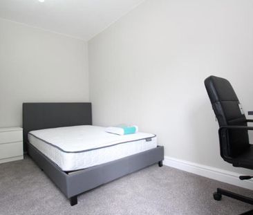 *** STUDENT HOUSE *** A large five bedroom house. Offered on a furn... - Photo 5