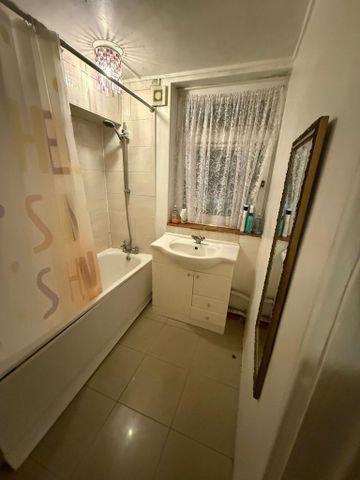 4 bedroom flat share to rent - Photo 4