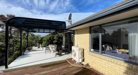 3 Bedroom home in Flat Bush, with solar power ... - Photo 3