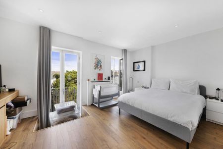 3 bedroom flat to rent - Photo 4