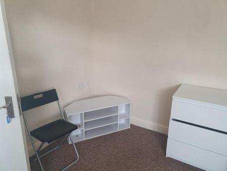 3 bedroom end of terrace house to rent - Photo 3