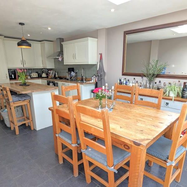 Kings Road, Woking - 3 bedrooms Property for lettings - Seymours - Photo 1