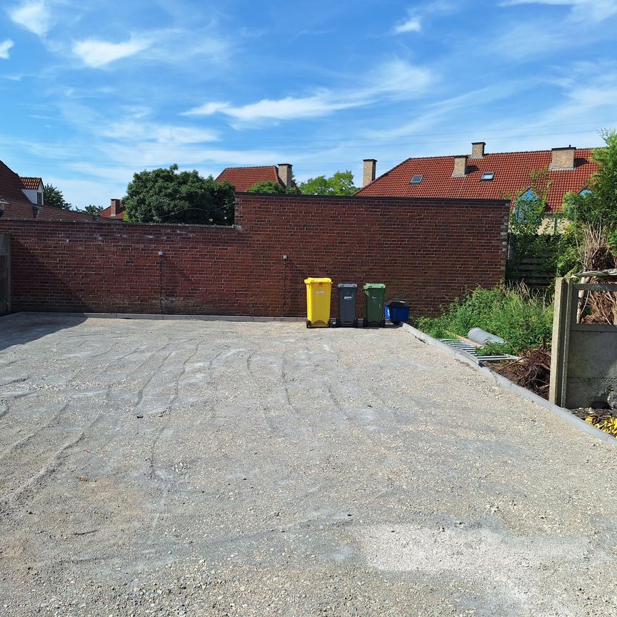 Gerenoveerd duplex-appartement met 3 slaapkamers, terras met tuin, 2 autostaanplaatsen en fietsenberging. - Foto 1