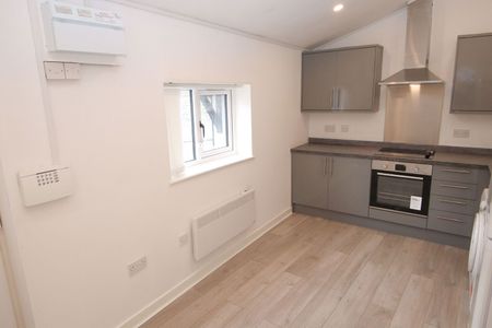 214 Wash Lane, Bury, Greater Manchester, BL9 7DR - Photo 3