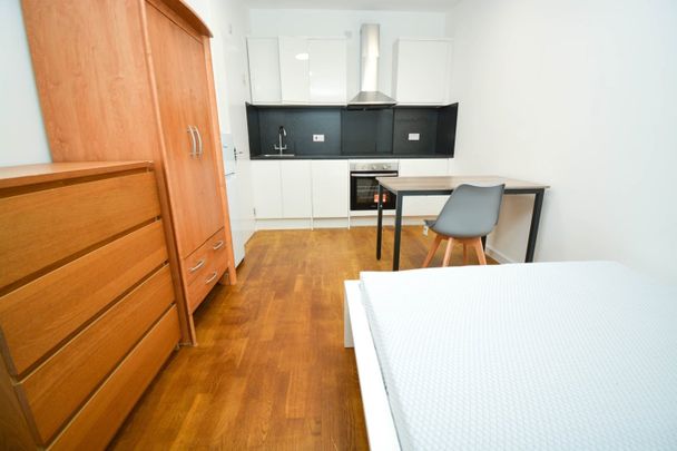 Studio Flat, Edwin Street, E16 - Photo 1