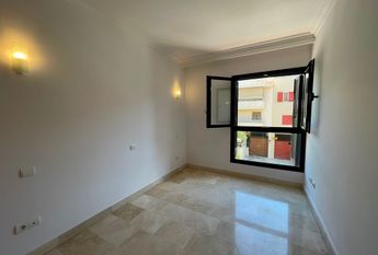 Apartamento primera planta sin amueblar, 3 dormitorios, parking, al lado del mar, El Molinar.