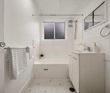 Beautifully Updated Apartment in a Quiet Boutique Block - Photo 5