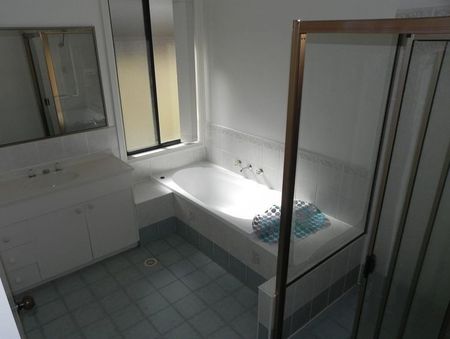 SPACIOUS FOUR BEDROOM FAMILY HOME !!! - Photo 4