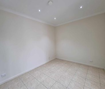 Spacious Low Maintenance Flat - Photo 4