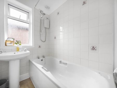 4 bedroom semi-detached house to rent - Photo 3