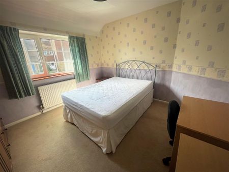 4 bedroom semi-detached house to rent - Photo 3