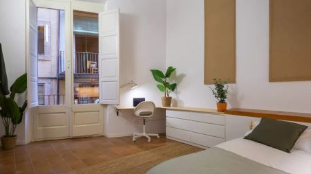 Room in a shared 10-bedroom apartment for rent in Sant Pere, suitable for professionals. - Photo 4
