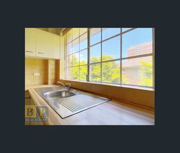 Renovated unit, Next to station and shops - Photo 1