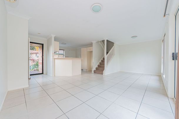 Accross the M1 from Robina Town Centre - Photo 1