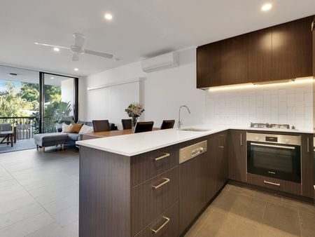 Modern Apartment with Spacious Balcony - Photo 5