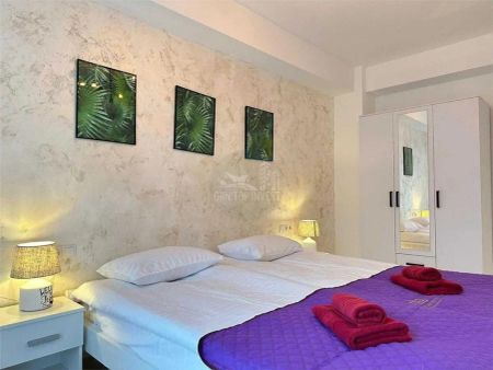 Apartament modern 3 camere 2 bai parcare si terasa zona Centrala - Photo 4