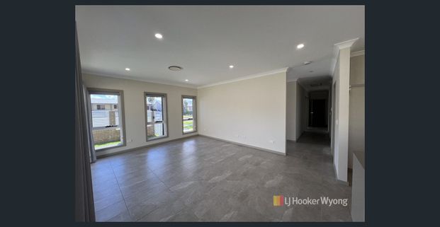 Charming Charmhaven Brand new no expense spared. - Photo 1