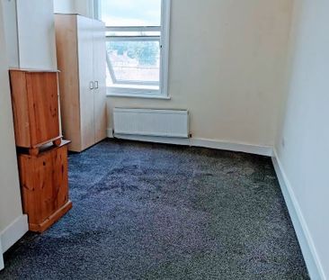 1 Bed Flat, Romford Road, E12 - Photo 3
