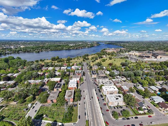 Modernized rentals in Ahuntsic–Cartierville - Photo 1