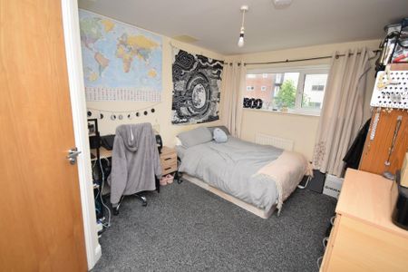 3 bedroom flat to rent - Photo 2