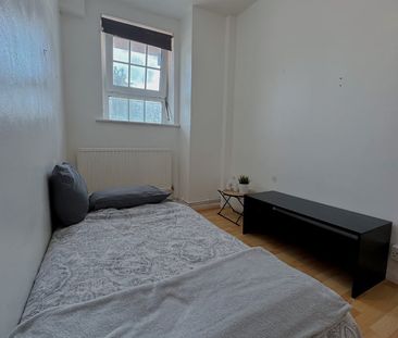 6 Bed Flat, Ring House, E1 - Photo 3